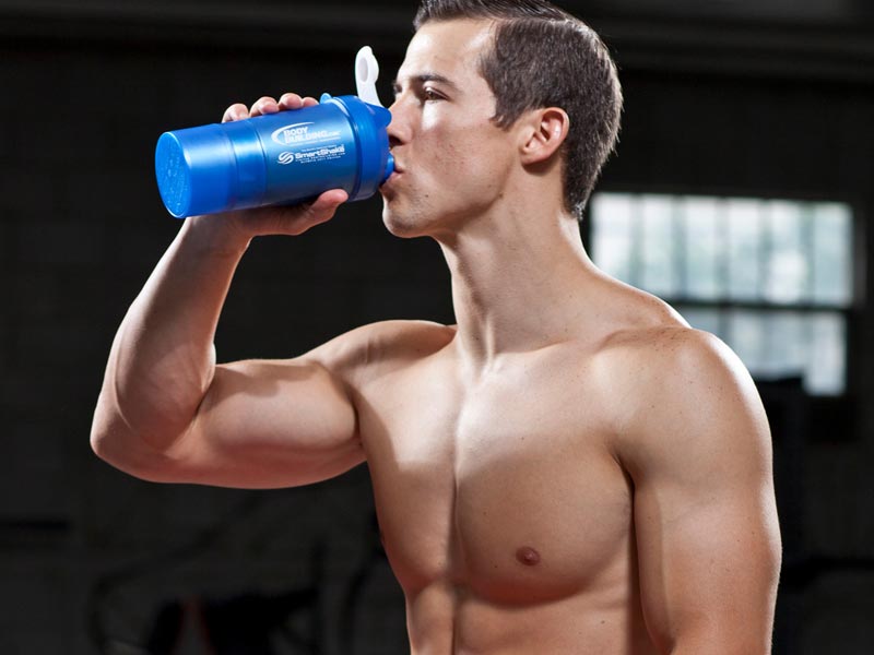 آیا خوردن پروتئین قبل از خواب به عضله سازی کمک می‌کند؟