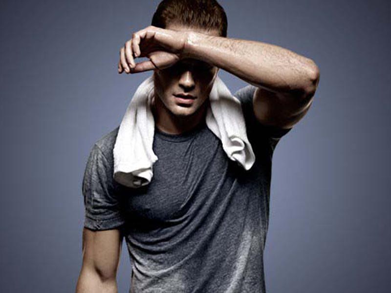 علت تعریق زیاد چیست؟ چرا برخی افراد نسبت به سایرین بیشتر عرق می‌کنند؟