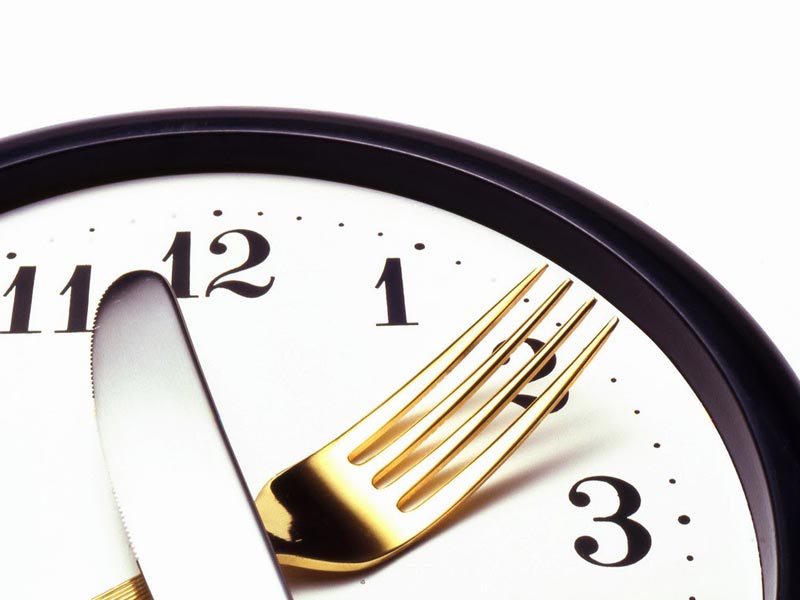 چه عواملی تعیین می‌کنند که بدن هنگام ورزش از چه منبع انرژی استفاده کند؟