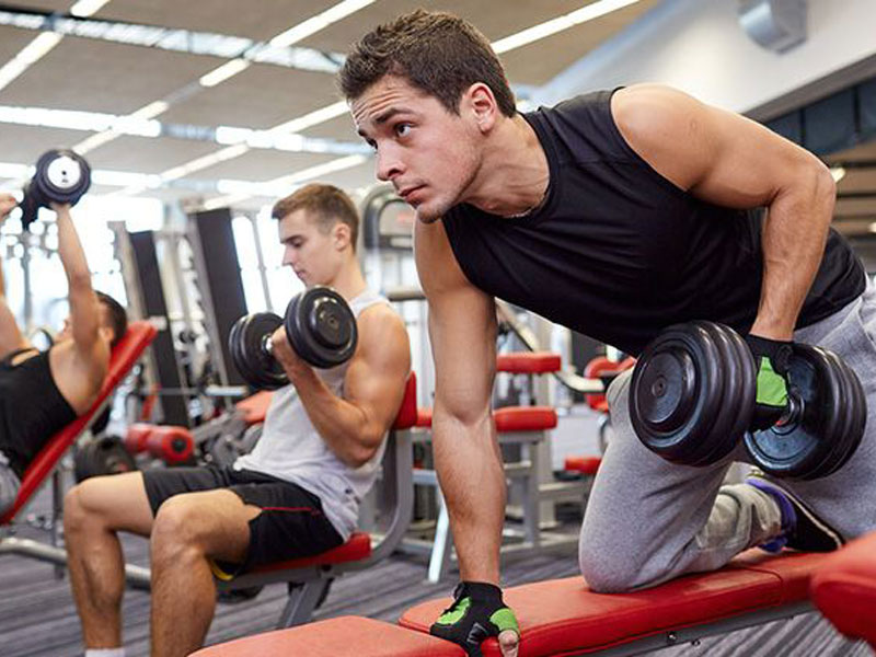 ۱۳ اشتباه رایج در بدنسازی که جلوی رشد عضلات را می‌گیرد