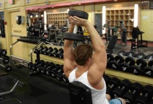 معرفی برترین حرکات برای عضلانی کردن پشت بازو